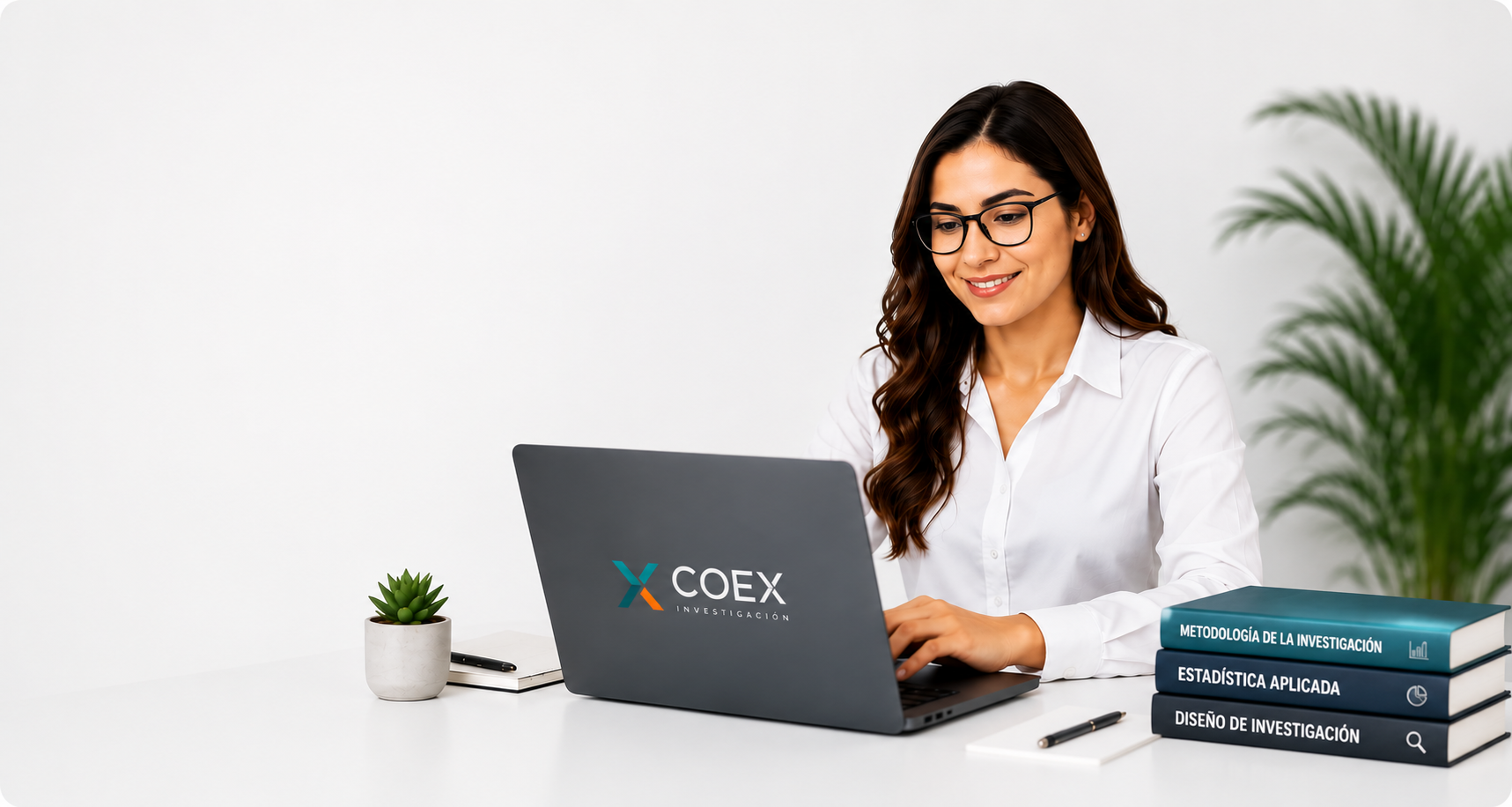 Asesora de COEX Investigación trabajando en su laptop